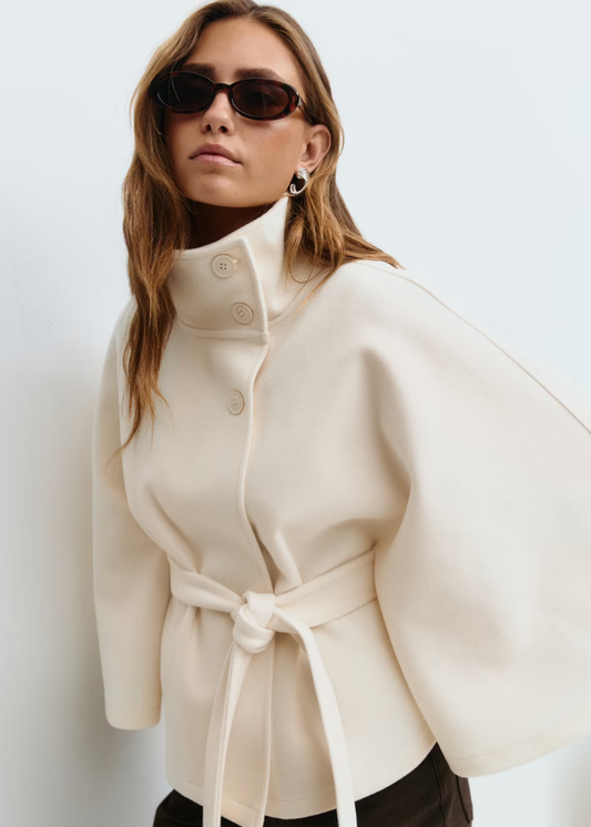 Chaqueta tipo capa con cinturón