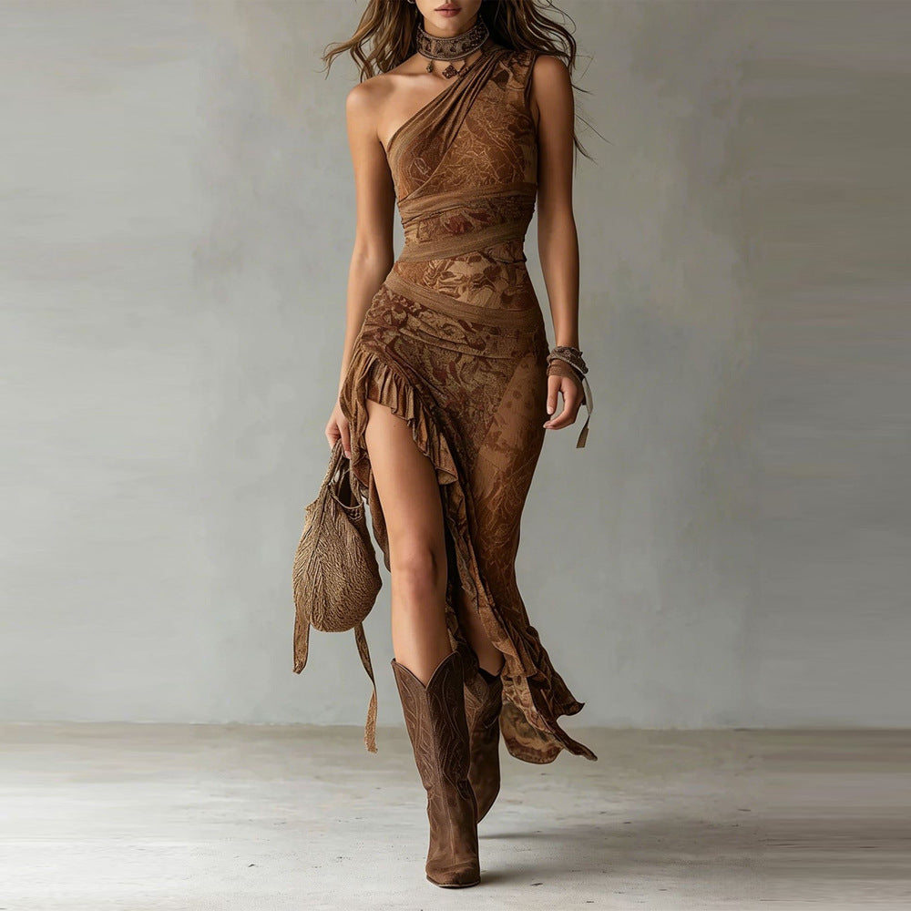 Daniela | Vestido largo asimétrico con estampado llamativo y abertura con volantes.