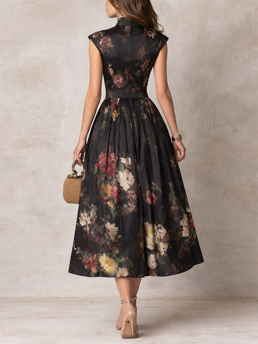 Violeta | Vestido midi negro de satén plisado con estampado floral y escote en forma de lágrima.